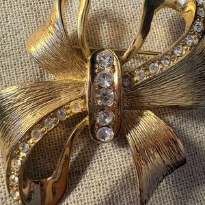 Vintage Lady Remington Bow Brooch